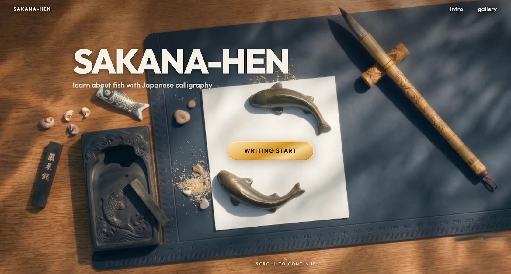 木の机に置かれた書道セット（筆・硯・墨）と魚のオブジェを配したトップ画面。「SAKANA-HEN — learn about fish with Japanese calligraphy」のタイトルと「WRITING START」ボタンが表示されている